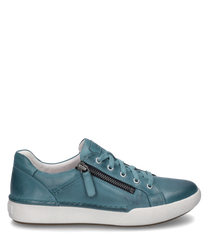 Azurblau sneaker met veters en een zijrits. De schoen is gemaakt van glad leer en heeft een witte rubberen zool.