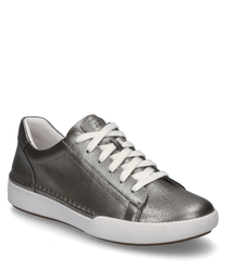 Platinkleurige sneaker met veters gemaakt van glanzend materiaal. De schoen heeft een witte zool en een eenvoudig modern ontwerp.