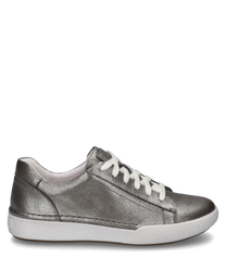 Platinkleurige sneaker met veters gemaakt van glanzend materiaal. De schoen heeft een witte zool en een eenvoudig modern ontwerp.