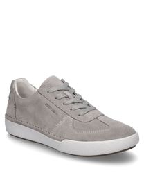 Baskets grises en daim avec lacets. La chaussure a une semelle en caoutchouc blanche et des détails de couture discrets qui lui donnent une apparence élégante.
