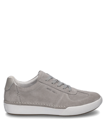 Baskets grises en daim avec lacets. La chaussure a une semelle en caoutchouc blanche et des détails de couture discrets qui lui donnent une apparence élégante.