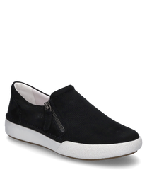 This black sneaker made of soft leather features a practical side zipper. The white sole provides a fashionable contrast while offering high wearing comfort.