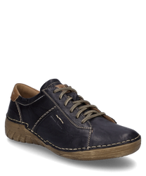El zapato de cuero azul oscuro tiene un cordón distintivo y costuras en contraste. La parte trasera marrón y la suela robusta le dan al zapato un aspecto informal.