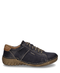El zapato de cuero azul oscuro tiene un cordón distintivo y costuras en contraste. La parte trasera marrón y la suela robusta le dan al zapato un aspecto informal.