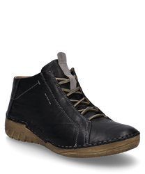Die Stiefelette ist aus schwarzem Leder mit sichtbaren Ziernähten gefertigt. Sie verfügt über eine Schnürung und eine robuste braune Sohle die für einen modernen Look und hohen Tragekomfort sorgt.
