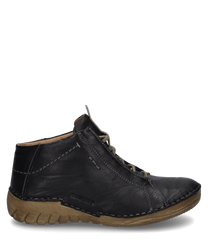 Die Stiefelette ist aus schwarzem Leder mit sichtbaren Ziernähten gefertigt. Sie verfügt über eine Schnürung und eine robuste braune Sohle die für einen modernen Look und hohen Tragekomfort sorgt.