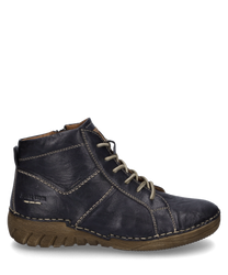 Botín de cuero azul oscuro con costura decorativa clara y suela robusta de color marrón claro. El zapato tiene un cordón y un discreto grabado de la marca en el lateral.