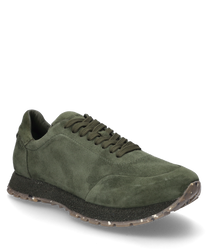 Olijfgroene sneaker van suede met veters. Robuuste zwarte zool en subtiele stiksels voor een stijlvolle look.