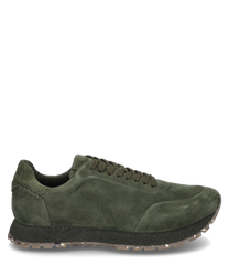 Olijfgroene sneaker van suede met veters. Robuuste zwarte zool en subtiele stiksels voor een stijlvolle look.