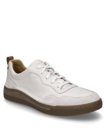 La sneaker blanche est fabriquée en cuir de haute qualité et présente un laçage classique. La semelle marron clair et la zone discrète du talon donnent à la chaussure un look moderne.