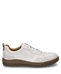 La sneaker blanche est fabriquée en cuir de haute qualité et présente un laçage classique. La semelle marron clair et la zone discrète du talon donnent à la chaussure un look moderne.