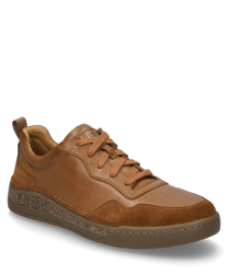 Un sneaker color camel con cordones fabricado en cuero de alta calidad. El zapato se destaca por su combinación elegante de material liso y ligeramente texturizado.