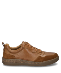 Un sneaker color camel con cordones fabricado en cuero de alta calidad. El zapato se destaca por su combinación elegante de material liso y ligeramente texturizado.
