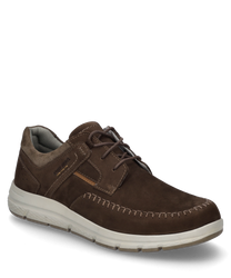 La chaussure basse en daim marron dispose d'un laçage et de coutures contrastées. La semelle blanche offre un look moderne et assure le confort.