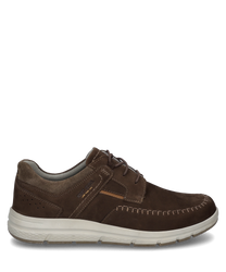 La chaussure basse en daim marron dispose d'un laçage et de coutures contrastées. La semelle blanche offre un look moderne et assure le confort.