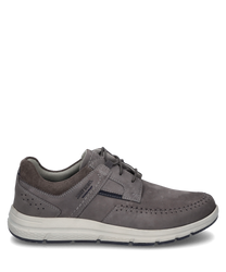 La chaussure basse de couleur asphalte est fabriquée à partir de matériaux de haute qualité et dispose de lacets pour un maintien optimal. Les caractéristiques particulières incluent la couture discrète et le talon renforcé pour un confort supplémentaire.