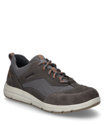 Grauer Halbschuh mit Schnürung aus Textil und Wildleder. Der Schuh hat eine helle Sohle und orangefarbene Details die für einen sportlichen Look sorgen.