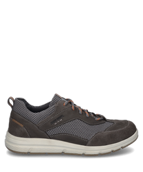 Grauer Halbschuh mit Schnürung aus Textil und Wildleder. Der Schuh hat eine helle Sohle und orangefarbene Details die für einen sportlichen Look sorgen.