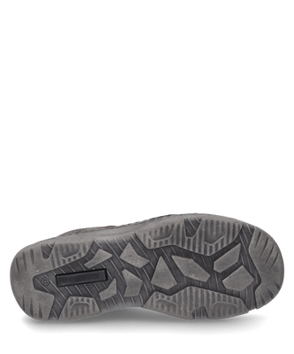 Zapato bajo de color gris con cordones. Hecho de gamuza con diseño perforado y costuras visibles.
