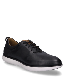 Chaussure moderne en cuir noir avec lacets. La chaussure a une semelle blanche et des perforations discrètes sur le côté extérieur pour un look sportif.