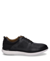 Chaussure moderne en cuir noir avec lacets. La chaussure a une semelle blanche et des perforations discrètes sur le côté extérieur pour un look sportif.
