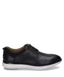 Zapato elegante de cuero negro con cordones. El zapato tiene una suela blanca en contraste y detalles de costura sutiles que le dan un toque moderno al diseño clásico.