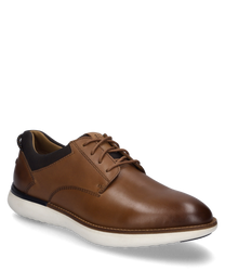 Een bruine leren veterschoen met een gladde bovenkant en een licht afgezette zool. De schoen heeft een subtiele stiknaad en is ideaal voor een casual maar stijlvolle dagelijkse look.