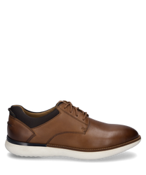 Een bruine leren veterschoen met een gladde bovenkant en een licht afgezette zool. De schoen heeft een subtiele stiknaad en is ideaal voor een casual maar stijlvolle dagelijkse look.