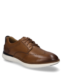 Een elegante halfhoge schoen van bruin leer met fijne veters en decoratieve perforaties. De witte zool biedt een modern contrast en zorgt voor comfort.