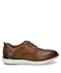 Een elegante halfhoge schoen van bruin leer met fijne veters en decoratieve perforaties. De witte zool biedt een modern contrast en zorgt voor comfort.