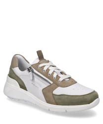 Baskets modernes avec lacets en cuir blanc avec des détails en daim olive et beige. Fermeture éclair latérale pour un enfilage et un retrait faciles sur une semelle en caoutchouc blanc durable.
