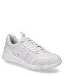 Baskets blanches avec lacets fabriquées en cuir lisse. La chaussure présente des perforations discrètes sur le côté et une semelle épaisse et structurée pour un confort supplémentaire.