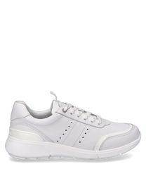 Baskets blanches avec lacets fabriquées en cuir lisse. La chaussure présente des perforations discrètes sur le côté et une semelle épaisse et structurée pour un confort supplémentaire.
