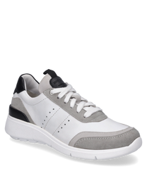 Moderne sneaker met veters gemaakt van wit leer met grijze en zwarte accenten. De schoen heeft een comfortabele witte zool en subtiele perforaties aan de zijkanten voor ademend vermogen.