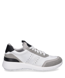 Moderne sneaker met veters gemaakt van wit leer met grijze en zwarte accenten. De schoen heeft een comfortabele witte zool en subtiele perforaties aan de zijkanten voor ademend vermogen.