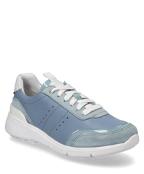 La sneaker è realizzata in pelle liscia di colore azzurro chiaro con lacci bianchi e dettagli. I lati perforati e la robusta suola bianca conferiscono alla scarpa un aspetto sportivo e moderno.