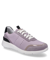 Baskets violettes avec lacets en cuir lisse et accents en daim. La semelle blanche et les détails noirs au niveau du talon donnent à la chaussure un look moderne.