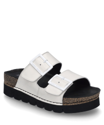 La sandale a des sangles blanches avec des fermetures Velcro et une semelle noire épaisse. La chaussure est en cuir gris clair avec un insert en liège texturé dans la semelle.