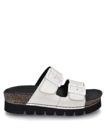 La sandale a des sangles blanches avec des fermetures Velcro et une semelle noire épaisse. La chaussure est en cuir gris clair avec un insert en liège texturé dans la semelle.