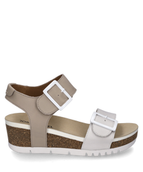 Estas sandalias combinadas en blanco roto tienen un cierre de velcro y están hechas de una mezcla de materiales en beige y blanco. Cuentan con una cómoda suela de corcho con un tacón cuña de altura media.