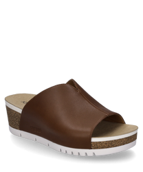 Sandalo marrone con elastico e design aperto. La suola è bianca e la soletta è beige con un comodo tacco a plateau.