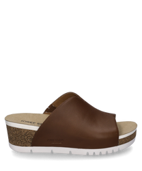 Sandalo marrone con elastico e design aperto. La suola è bianca e la soletta è beige con un comodo tacco a plateau.