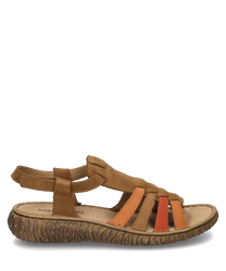 Sandale brune avec fermeture Velcro fabriquée en cuir. La semelle est texturée et les sangles sont conçues dans des tons de brun clair et foncé ainsi qu'en orange ce qui donne une touche colorée à la chaussure.