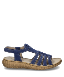 Sandale bleue avec fermeture Velcro fabriquée en cuir avec des coutures visibles. La semelle beige et flexible offre du confort tandis que les lanières ouvertes assurent une bonne respirabilité.