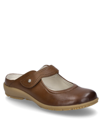 Bruine leren slipper met klittenbandsluiting die een comfortabele instap mogelijk maakt. De lichte zool zorgt voor een aangenaam draagcomfort en geeft de schoen een subtiele elegante uitstraling.