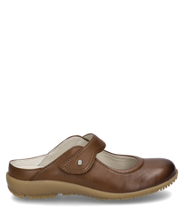 Bruine leren slipper met klittenbandsluiting die een comfortabele instap mogelijk maakt. De lichte zool zorgt voor een aangenaam draagcomfort en geeft de schoen een subtiele elegante uitstraling.