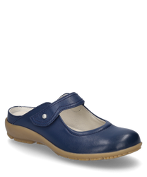 Blauwe slipper met klittenbandsluiting van glad leer. Comfortabele beige zool met een lichte profiel voor optimale grip.