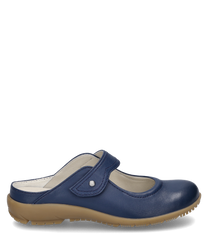 Blauwe slipper met klittenbandsluiting van glad leer. Comfortabele beige zool met een lichte profiel voor optimale grip.