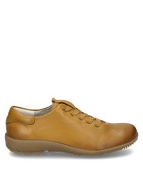 The half shoe in saffron color is made of smooth leather with lacing. The sole is made of durable material and features a subtle profiling for better grip.
