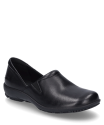 Scarpa nera in pelle liscia con chiusura a elastico per una facile calzata e svestizione. La scarpa ha una suola profilata per una migliore aderenza e cuciture decorative discrete ai lati.